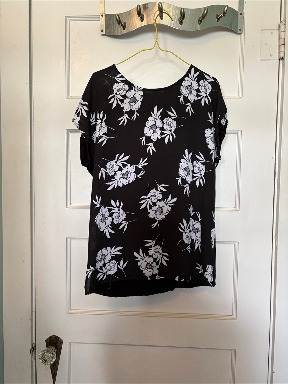 Chaus Women’s Black Floral Short Sleeve Top Size S